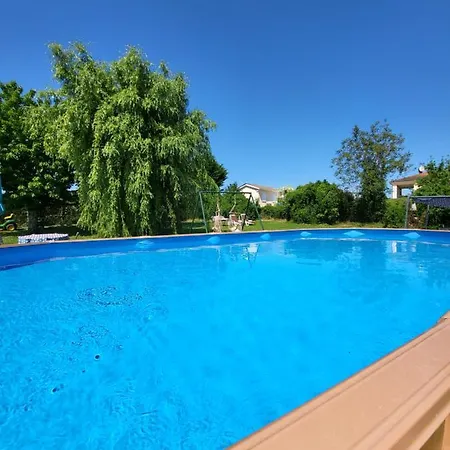 The Studio, アパート